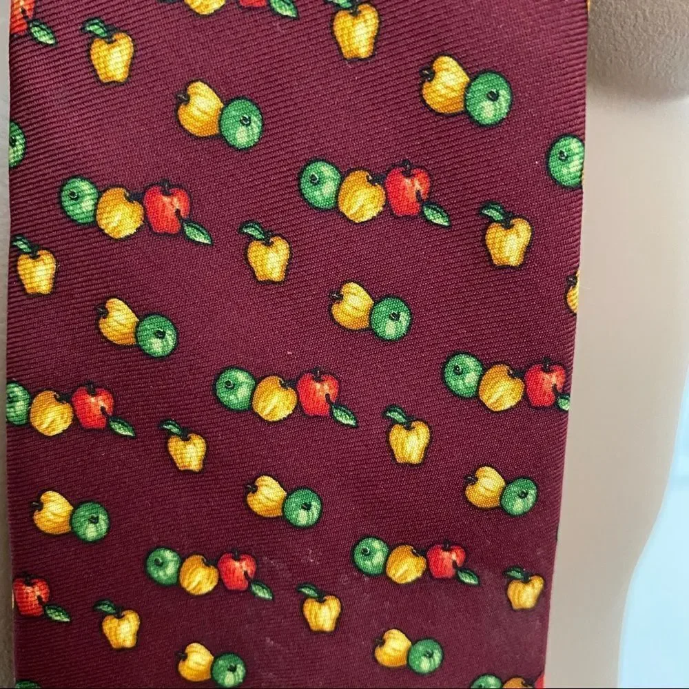 Brooks Brothers Makers apple print 109%  silk tie